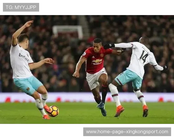 瓦伦西亚前场压制迫使后防回缩